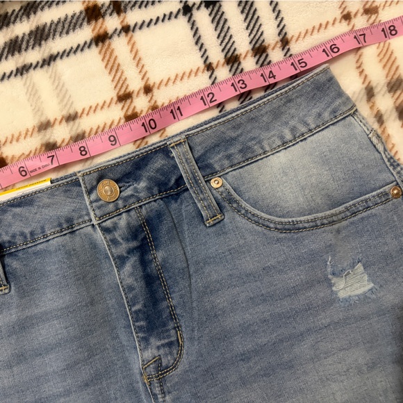 New Seven7 Light Blue Jean Weekend Short women. Size 8 medium.10” rise 5” inseam - Picture 9 of 11